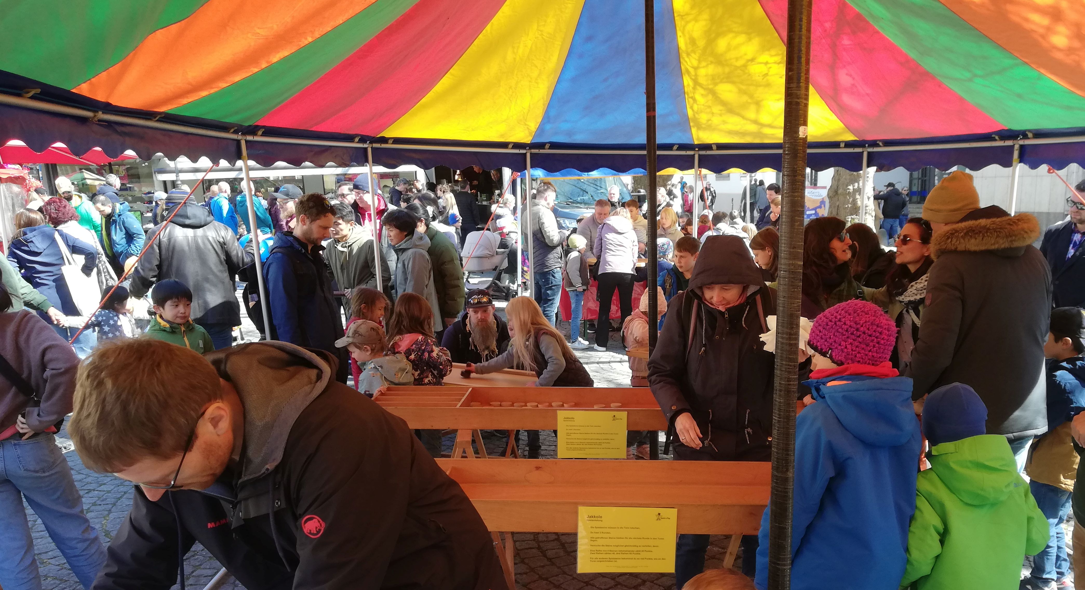 Jakkolo-Spiele unter einem bunten Zelt beim Familientag des Esslinger Frühlings auf dem Hafenmarkt in Esslingen